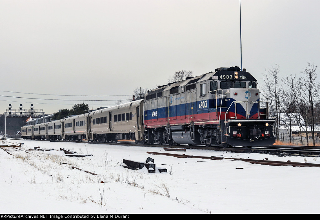 MNCR 4903 on train 1353